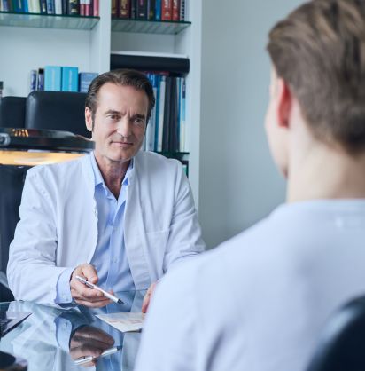Dr. med. Christoph Reis in einem Beratungsgespräch mit einem Patienten