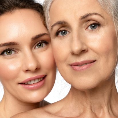 Zwei Frauen unterschiedlichen Alters mit glatter Haut posieren zusammen für ein Selfie
