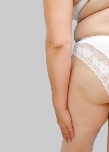 Wohlproportionierter Frauenkörper in Unterwäsche von hinten
